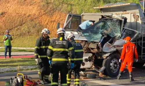 
				
					Grávida e homem ficam feridos em acidente envolvendo três veículos em Salvador
				
				