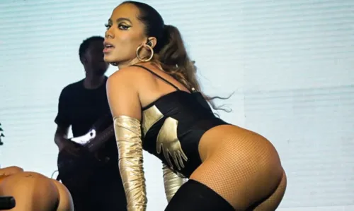 
				
					Anitta detona gravadora e aponta descaso com carreira: 'Não sei trabalhar desse jeito'
				
				