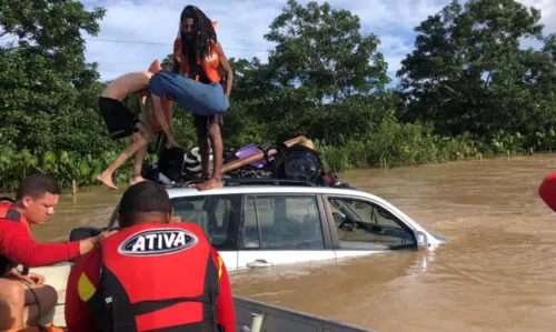 
				
					Bombeiros fazem resgate de vítimas em carro parcialmente submerso após rio transbordar em Canavieiras
				
				