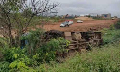 
				
					Ônibus tomba na BR-135 e três pessoas ficam feridas
				
				