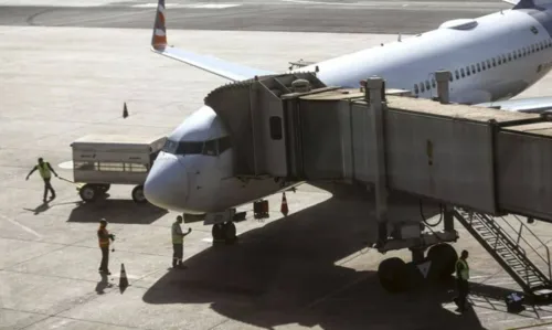 
				
					Greve de pilotos e comissários atrasa voos no Aeroporto de Congonhas
				
				