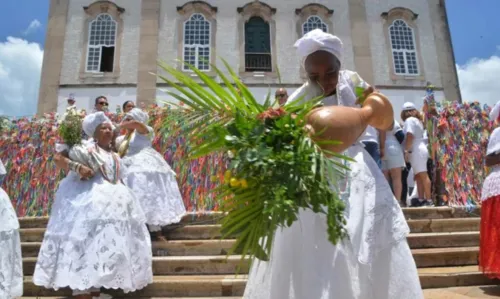 
				
					Das baianas às fitinhas coloridas: Lavagem do Senhor do Bonfim mistura religiosidade e cultura
				
				