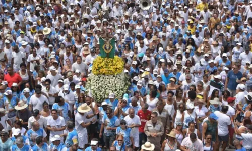 
				
					Das baianas às fitinhas coloridas: Lavagem do Senhor do Bonfim mistura religiosidade e cultura
				
				