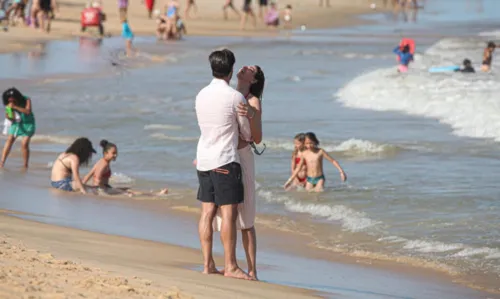 
				
					Luciana Gimenez curte praia e dá beijão em namorado em Trancoso
				
				