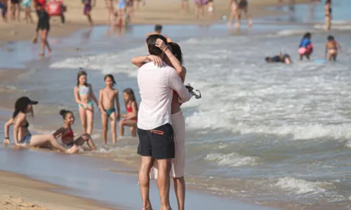 
				
					Luciana Gimenez curte praia e dá beijão em namorado em Trancoso
				
				