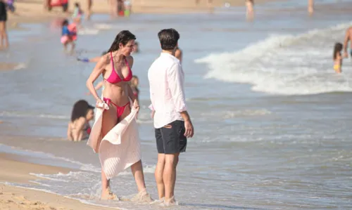 
				
					Luciana Gimenez curte praia e dá beijão em namorado em Trancoso
				
				