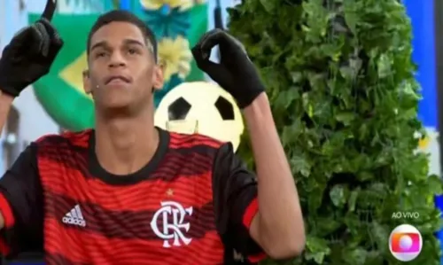 
				
					Torcedor do Vasco, Luva de Pedreiro rebate críticas após usar camisa do Flamengo na TV: 'É meu trabalho'
				
				