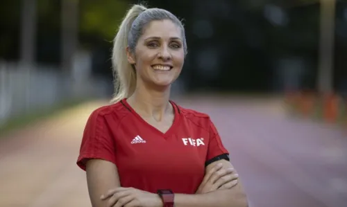 
				
					Com brasileira, jogo terá trio de arbitragem feminino pela primeira vez na Copa do Mundo
				
				