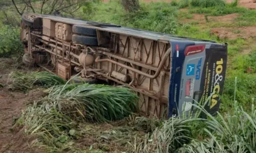 
				
					Ônibus tomba na BR-135 e três pessoas ficam feridas
				
				