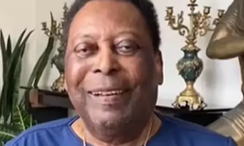 
				
					Internado, Pelé tranquiliza fãs: 'Estou forte, com muita esperança'
				
				