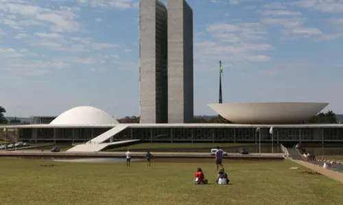 
				
					Congresso promulga reajustes para parlamentar, ministro e presidente
				
				