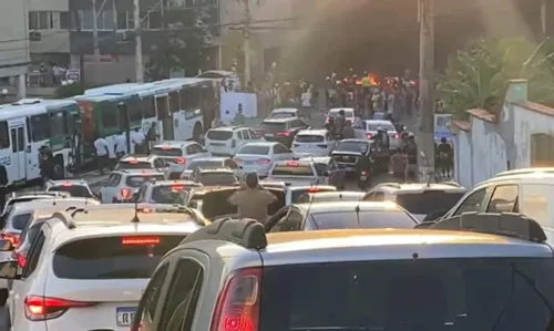 
				
					Moradores fecham pistas em protesto por morte de jovem após ação da PM no Nordeste de Amaralina
				
				