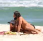 
                  Deborah Secco renova bronze ao lado do maridão, Hugo Moura, em praia do Rio de Janeiro