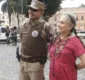 
                  De passeio por Salvador, Regina Duarte posa com policial no Pelourinho
