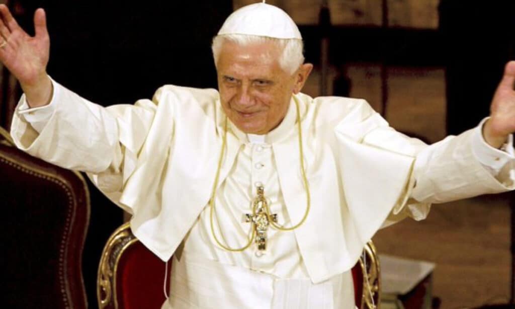 Francisco homenageia Bento XVI, 1º papa da era moderna a renunciar