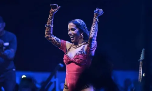 
				
					Anitta para show para dar sermão em fã na plateia: 'Abaixa esse cartaz'
				
				