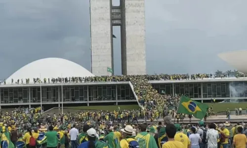 
				
					Bolsonaristas ultrapassam bloqueio e invadem Congresso Nacional, em Brasília
				
				