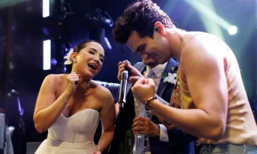 
				
					Noivo surpreende noiva com show surpresa de Luan Santana em casamento na Bahia; veja vídeo
				
				