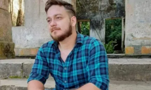 
				
					Cantor sertanejo é morto na frente da esposa com 20 tiros: 'Sem chão'
				
				