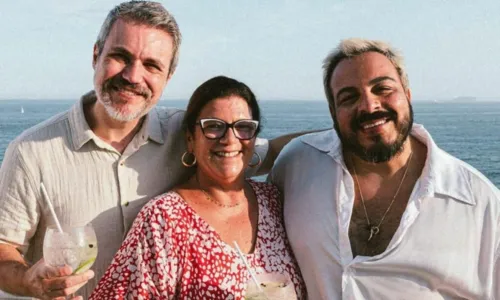 
				
					Luis Lobianco se casa com músico em hotel de luxo após 10 anos de relacionamento: 'Do nada'
				
				