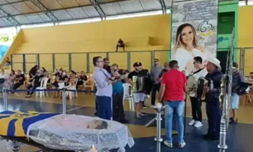 
				
					Aberto aos fãs, velório de Rita de Cássia emociona familiares e amigos da cantora no Ceará
				
				