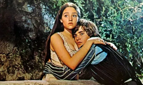 
				
					Atores de Romeu e Julieta processam Paramout em R$3 bilhões por cena de nudez em filme; entenda
				
				
