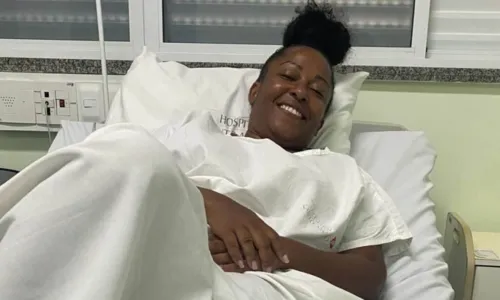 
				
					Tia Má passa por cirurgia e tranquiliza fãs: 'Cuidando da minha saúde'
				
				