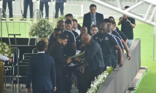 
				
					Velório: corpo de Pelé chega ao gramado da Vila Belmiro
				
				