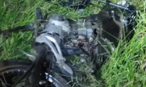 
				
					Acidente entre motos e caminhão mata um de deixa dois feridos da mesma família na Bahia
				
				