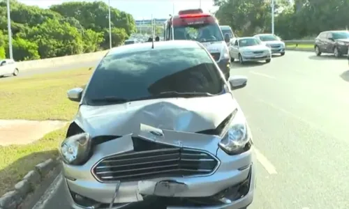 
				
					Duas pessoas ficam feridas em acidente na Avenida Paralela, em Salvador
				
				