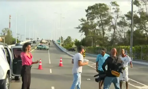 
				
					Equipe da TV Record Itapoan é agredida ao vivo em Salvador; veja vídeo
				
				