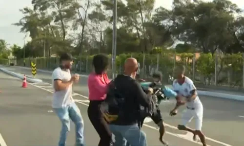 
				
					Equipe da TV Record Itapoan é agredida ao vivo em Salvador; veja vídeo
				
				