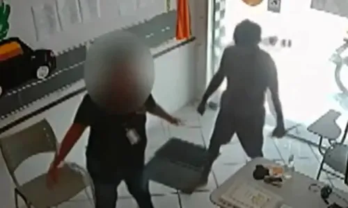 
				
					Homem armado com duas facas invade autoescola em Salvador
				
				