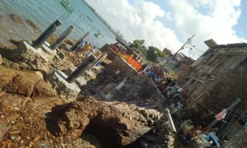 
				
					Moradores impedem prefeitura de demolir construção irregular na praia da Gamboa, em Salvador
				
				