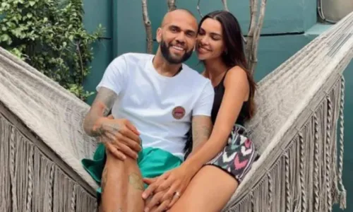 
				
					Em meio a acusação de agressão sexual, esposa de Daniel Alves nega ter se divorciado do jogador
				
				
