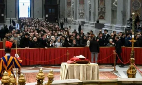 
				
					Papa Bento XVI é sepultado em funeral conduzido pelo sucessor Francisco
				
				