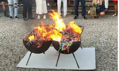 
				
					Fitinhas do Senhor do Bonfim e pedidos dos fiés são incineradas em ritual em Salvador
				
				