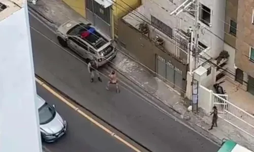 
				
					Homem agride ex-esposa e atira móveis de último andar de prédio em Salvador
				
				