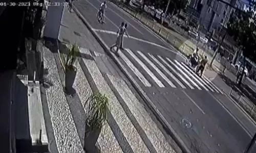 
				
					Vídeo: idosa é atropelada por motocicleta ao atravessar pista em Feira de Santana
				
				
