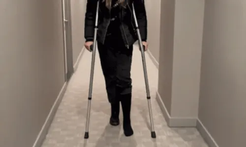 
				
					Luciana Gimenez se emociona ao andar pela primeira vez após grave acidente: 'Gratidão'
				
				