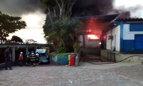 
				
					Galpão da Embasa pega fogo no bairro do Cabula
				
				