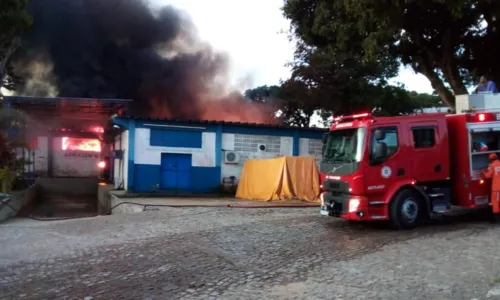 
				
					Galpão da Embasa pega fogo no bairro do Cabula
				
				