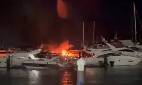 
				
					Vídeo: lancha pega fogo na Bahia Marina, em Salvador
				
				