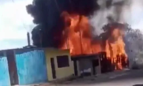 
				
					Casas pegam fogo em Simões Filho e moradores ficam assustados
				
				