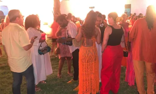 
				
					'Chegue Mais': Celebridades e 600 fãs marcam presença em gravação de Ivete Sangalo na Bahia
				
				