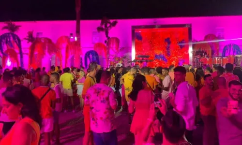 
				
					'Chegue Mais': Celebridades e 600 fãs marcam presença em gravação de Ivete Sangalo na Bahia
				
				