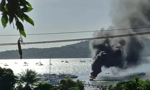 
				
					Lancha pega fogo na BA; veja vídeo
				
				