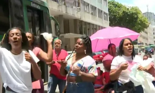 
				
					Mães de crianças com microcefalia protestam contra qualidade de fraldas fornecidas pela prefeitura de Salvador: 'humilhação'
				
				