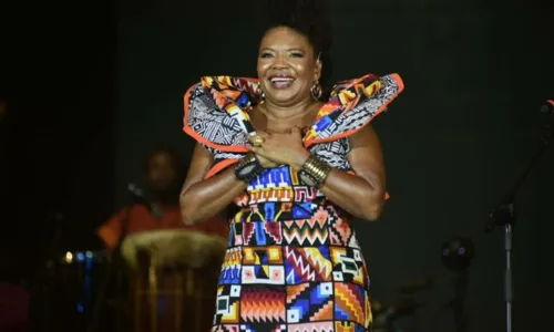 
				
					Ovacionada pelo público, ministra Margareth recebe vozes negras e baianas da nova geração
				
				