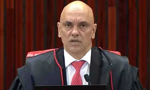 
				
					Moraes afasta governador do Distrito Federal por 90 dias após ataques em Brasília
				
				